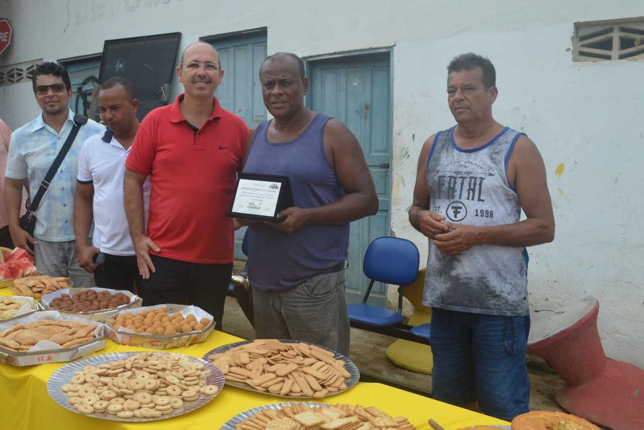 Camacã: Funcionário recebe Placa de Reconhecimento pelos 40 anos de serviço prestados a prefeitura
